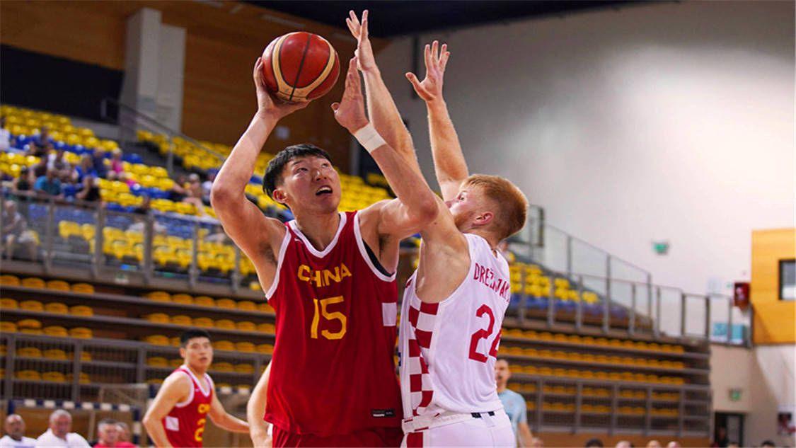 在四处奔逃的人群当中，谭卓饰演的消防员家属也在影片中遭遇了人性与危难的抉择